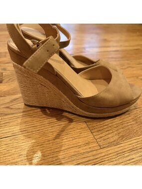 Tommy Hilfiger Womens Tan Wedge Shoes Size 9